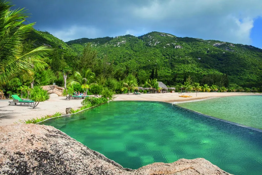 Hồ bơi vô cực tại thiên đường nghỉ dưỡng L'Alyana Ninh Vân Bay Nha Trang
