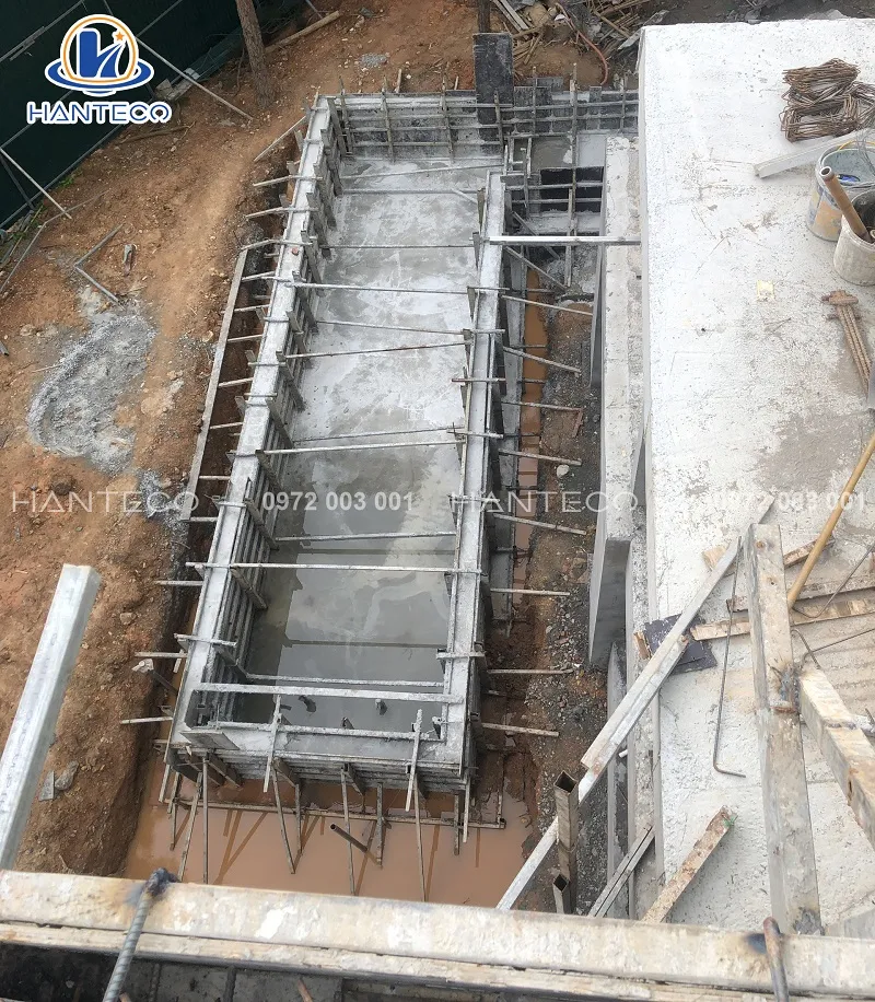 Độ sâu của bể thường chênh lệch, với độ dốc đều