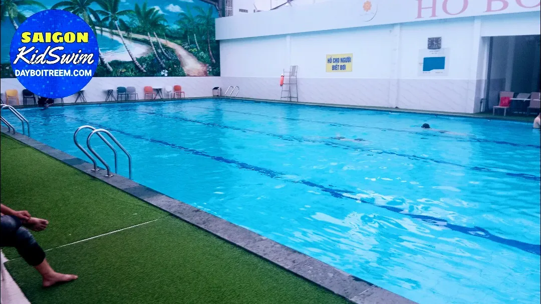 Hồ bơi Vườn Thiên Thai với không gian xanh mát