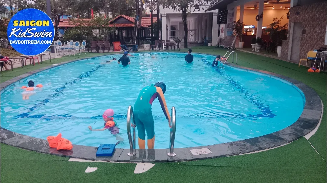 Hồ bơi Vườn Thiên Thai với nhiều tiện ích