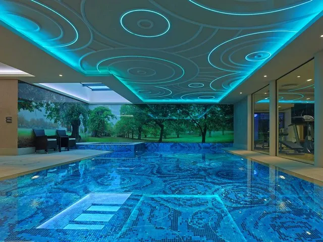 gạch mosaic ốp hồ bơi có khả năng chống trơn trượt tuyệt vời bảo vệ người dùng