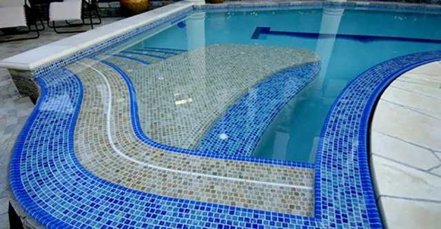 Sử dụng gạch mosaic ốp hồ bơi giúp chống thấm nước hiệu quả cho đáy hồ