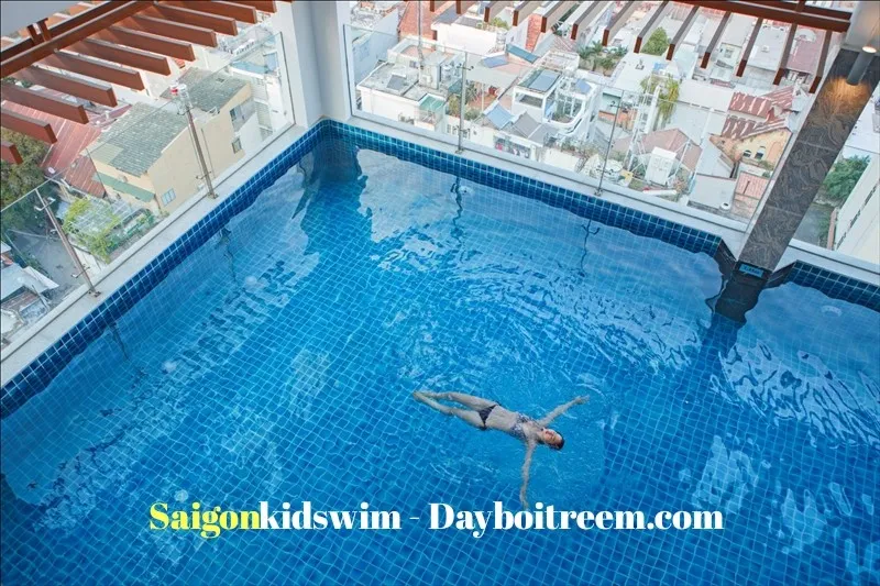 Hồ bơi khách sạn Mường Thanh có thiết kế trong nhà vô cùng hiện đại và sang trọng