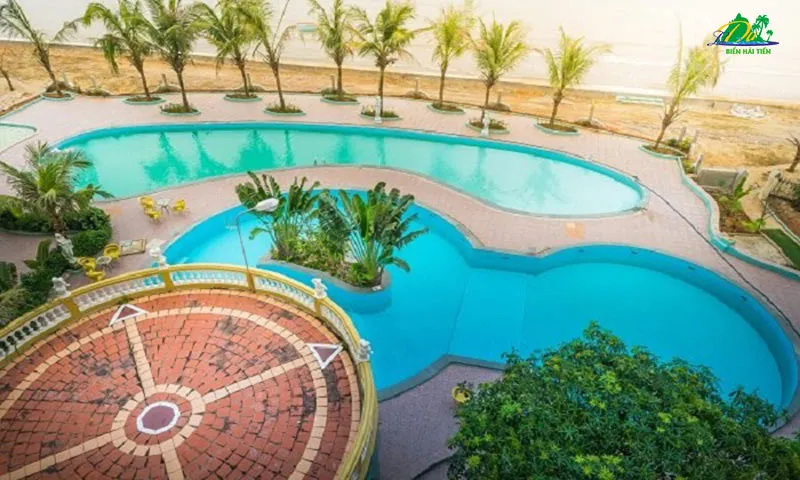 Bể bơi queen Hotel có 2 khu riêng với 1 khu dành cho trẻ em và 1 khu dành cho người lớn tắm