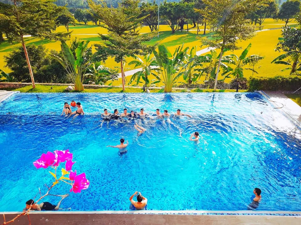 Hồ bơi vô cực tại Anka Villa với tầm nhìn xanh mát ra sân golf Tam Đảo