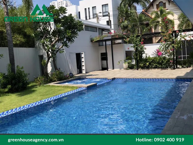 Mẫu biệt thự đơn lập có sân vườn và thiết kế hiện đại tại trung tâm quận 7