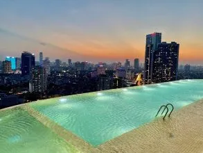 Vẻ đẹp xa hoa của bể bơi dát vàng tại Dolce Hanoi Golden Lake