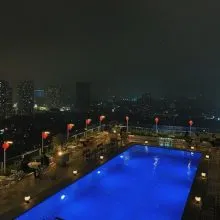 Ánh sáng lung linh huyền ảo tại bể bơi ngoài trời Chill Pool