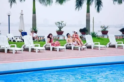 Khách hàng trải nghiệm dịch vụ nghỉ dưỡng đẳng cấp tại bể bơi khách sạn Thắng Lợi