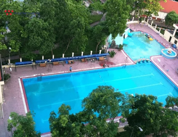 Bể bơi bán đảo Linh Đàm có không gian rộng rãi thoáng mát