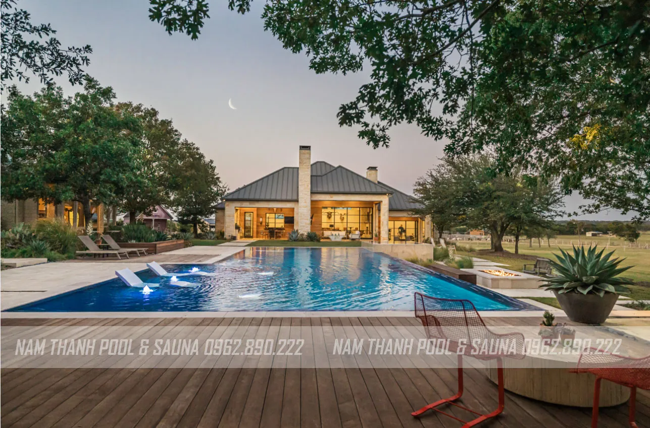 Sàn gỗ hoặc nhựa giả gỗ được áp dụng phổ biến khi lát hành lang bể bơi