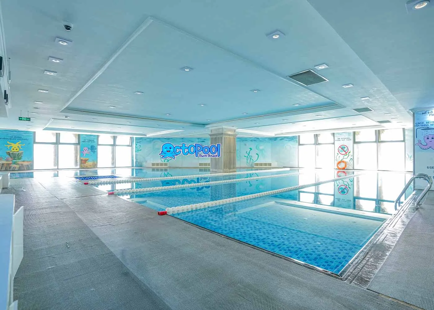 Bể bơi của Octopool rộng rãi, thiết kế hiện đại
