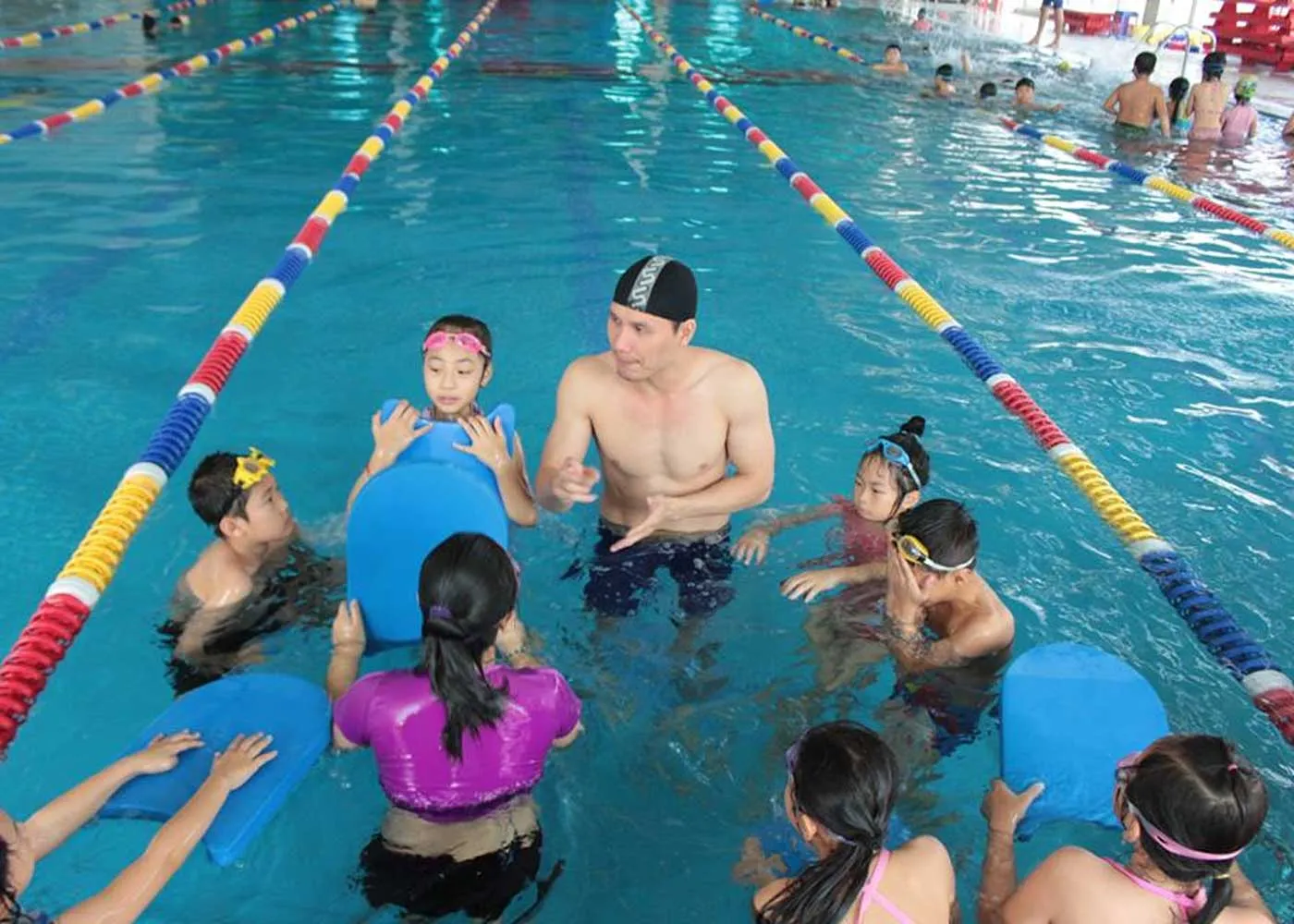 Tìm hiểu bé mấy tuổi học bơi để chuẩn bị tâm lý và thiết bị hỗ trợ phù hợp