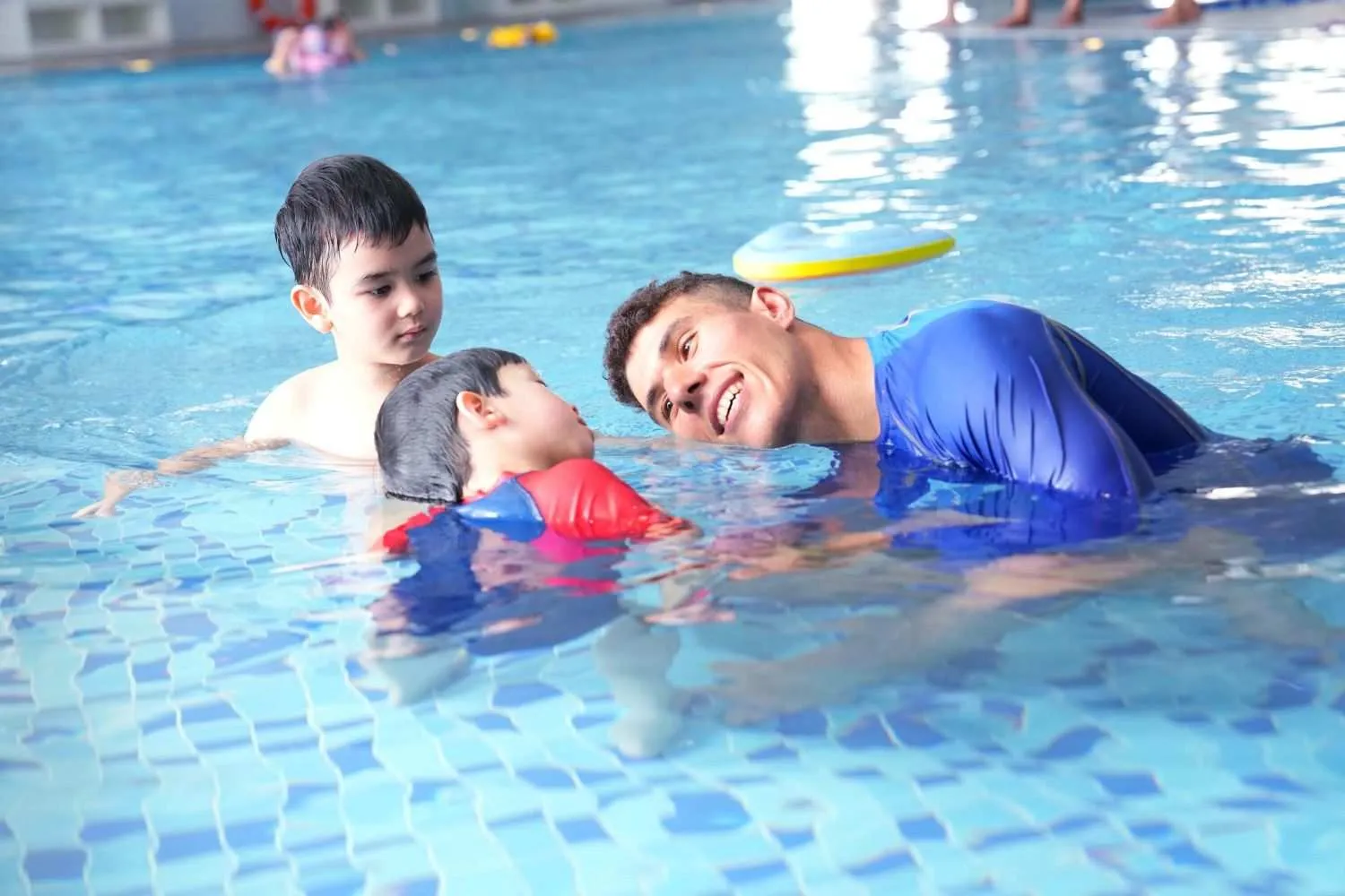 Đội ngũ huấn luyện viên giàu kinh nghiệm giúp phụ huynh yên tâm về việc bé mấy tuổi học bơi