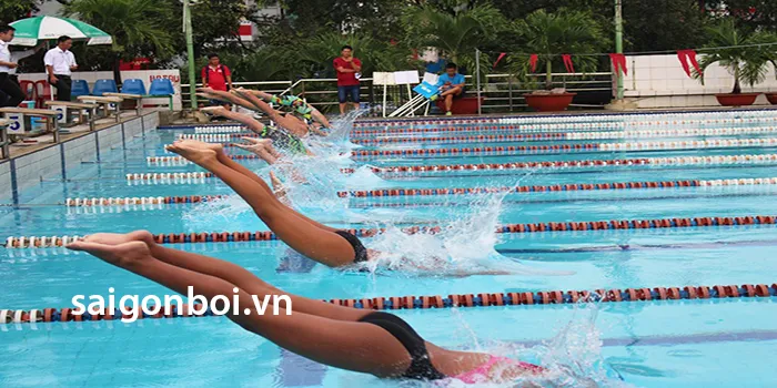 Các khóa dạy học bơi cho người lớn đa dạng