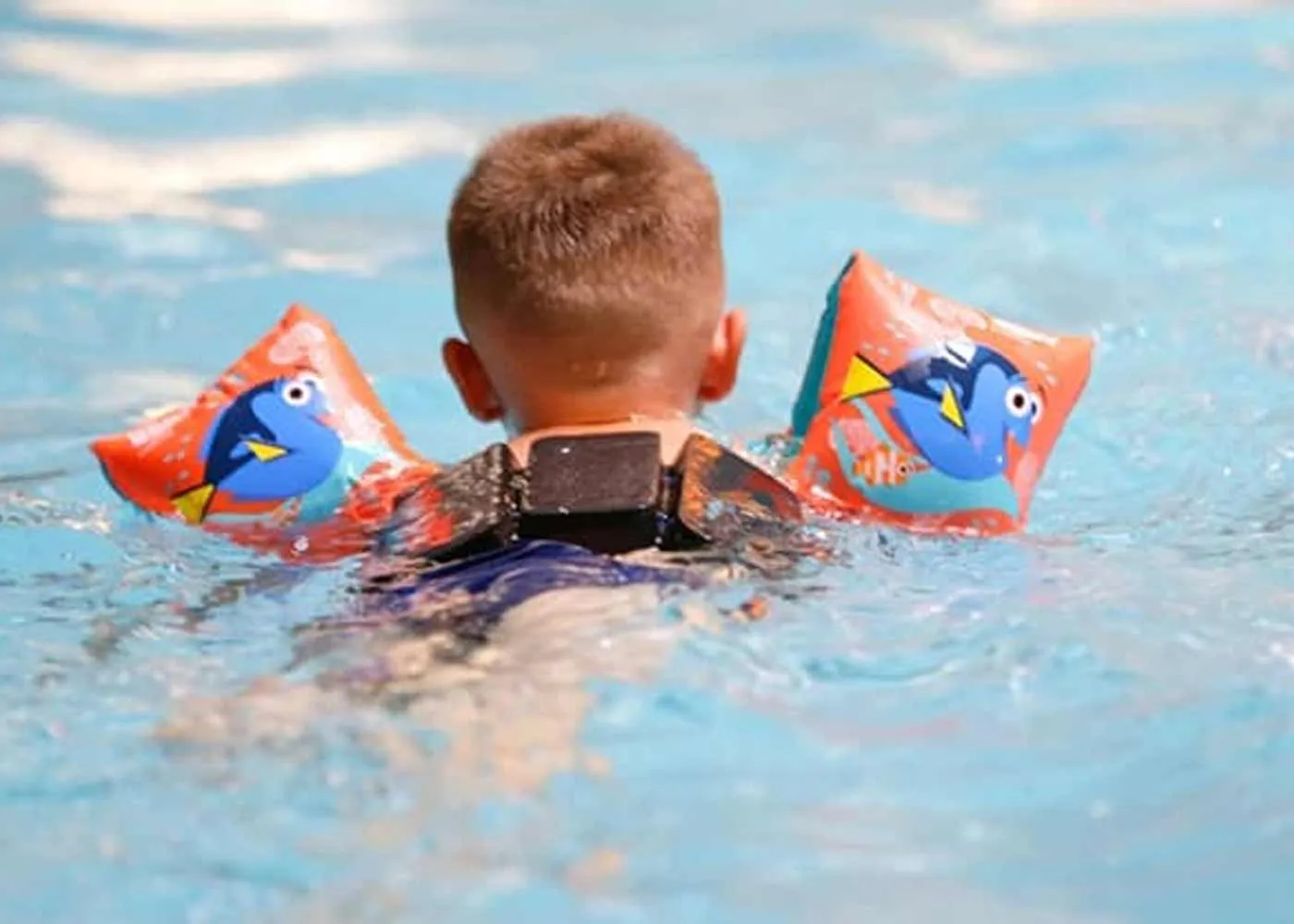 Cha mẹ cần chuẩn bị đầy đủ dụng cụ bơi để bé tự tin tập luyện