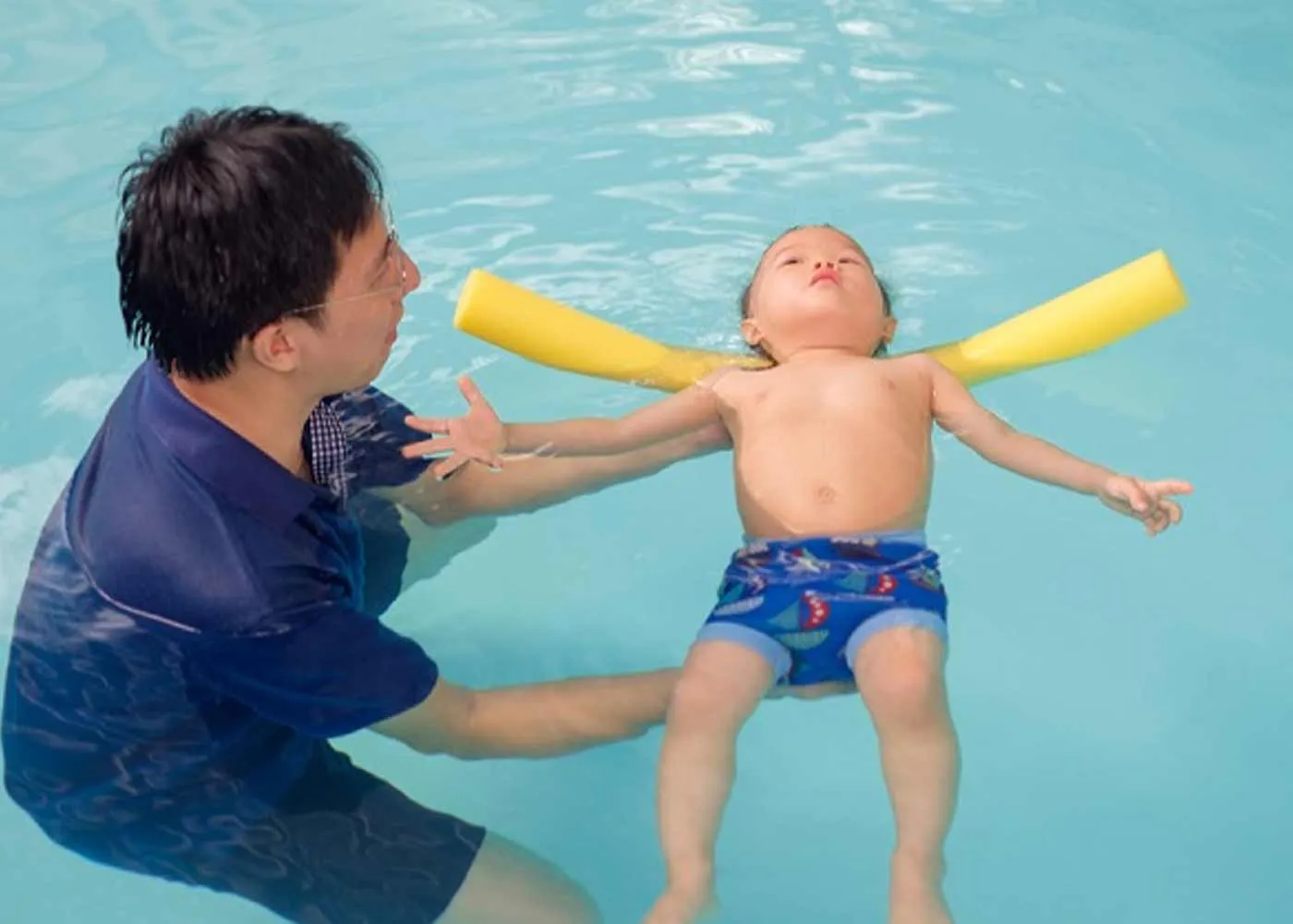 Thực hiện các bước cơ bản giúp trẻ nắm vững kỹ thuật bơi nhanh chóng