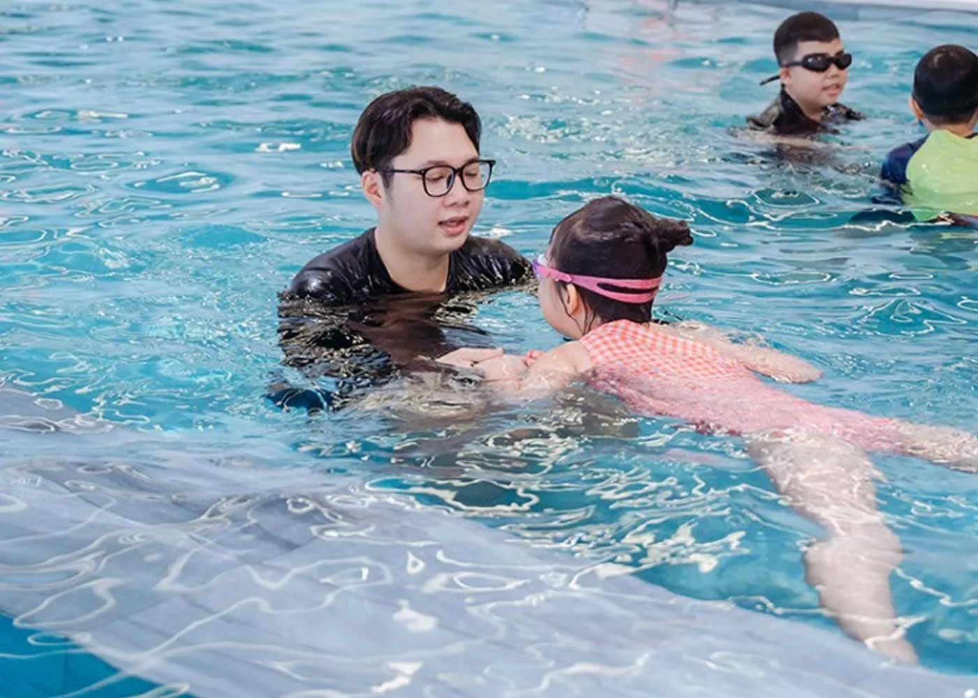 Lựa chọn hồ bơi sạch sẽ và có đội ngũ cứu hộ chuyên nghiệp