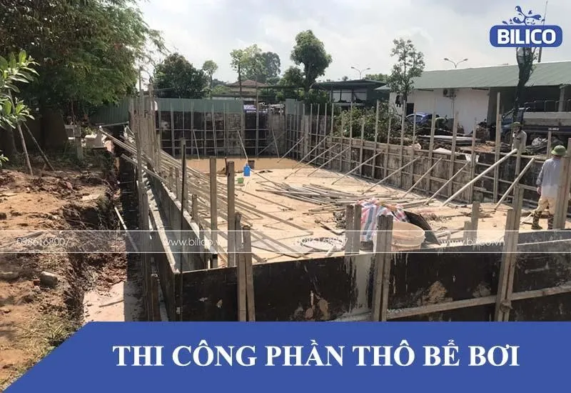 Công nhân đang thực hiện thi công phần thô cho công trình bể bơi