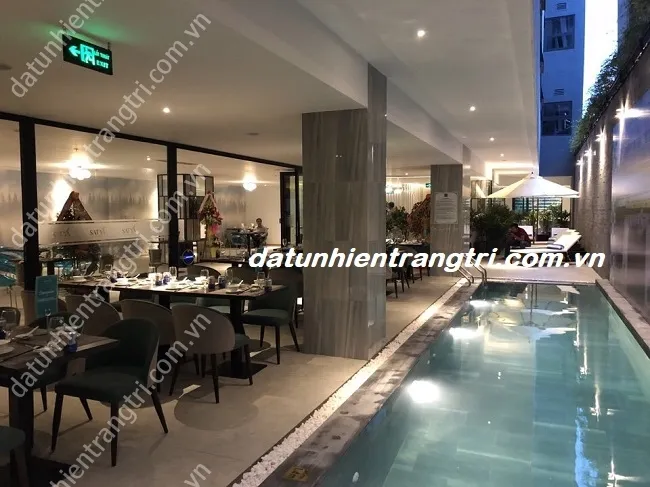 Ứng dụng đá sọc dưa ốp tường trang trí kết hợp với khu vực bể bơi đẳng cấp