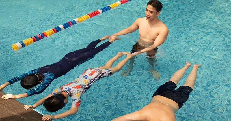 Huấn luyện viên hướng dẫn kỹ thuật tại hồ bơi Tân Hoàng Minh