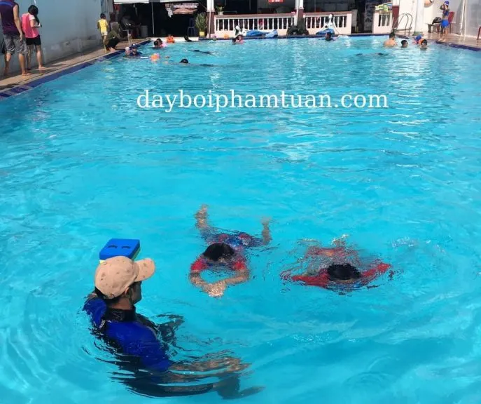Các bé đang hào hứng tham gia lớp học bơi tại Nhà thiếu nhi Thủ Đức