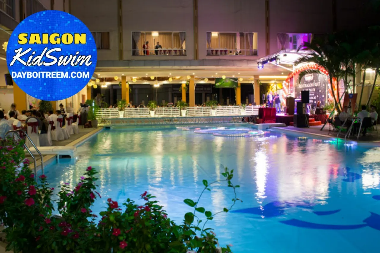 Hồ bơi có mái che tự nhiên tại ParkRoyal mang lại cảm giác thoải mái