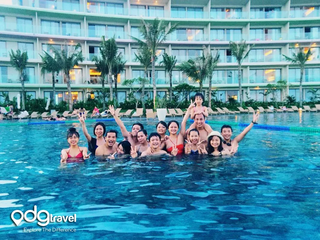 Du khách đang tận hưởng thời gian thư giãn tuyệt vời tại bể bơi FLC Sầm Sơn