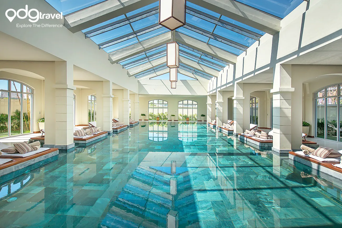 Hệ thống bể bơi bốn mùa trong nhà với làn nước ấm áp phục vụ du khách quanh năm