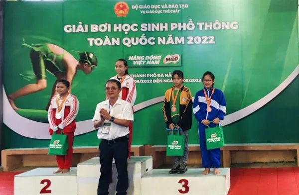 Thành viên câu lạc bộ bơi lội tập luyện dưới sự chỉ dẫn chuyên nghiệp