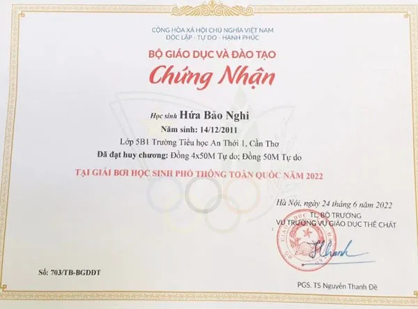 Vận động viên câu lạc bộ bơi lội nhận huy chương tại giải quốc gia