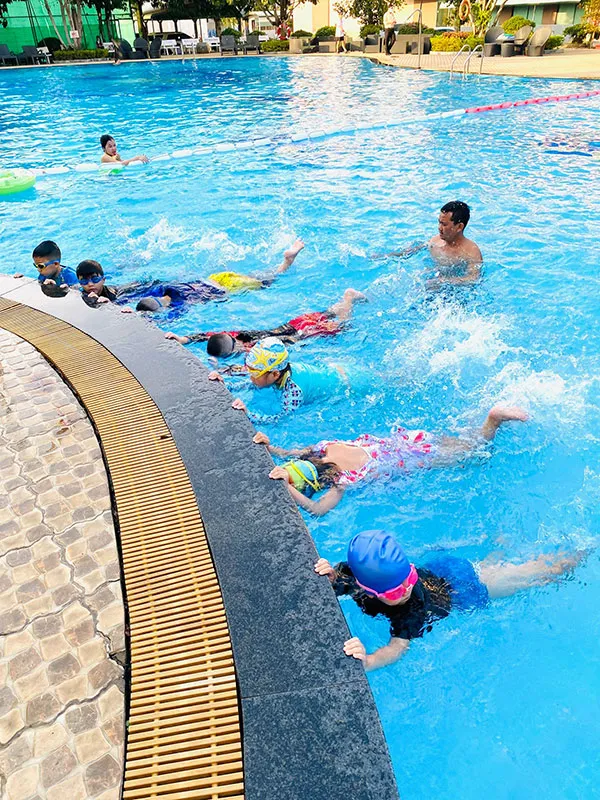 Học sinh tham gia khóa học bơi tại câu lạc bộ bơi lội uy tín