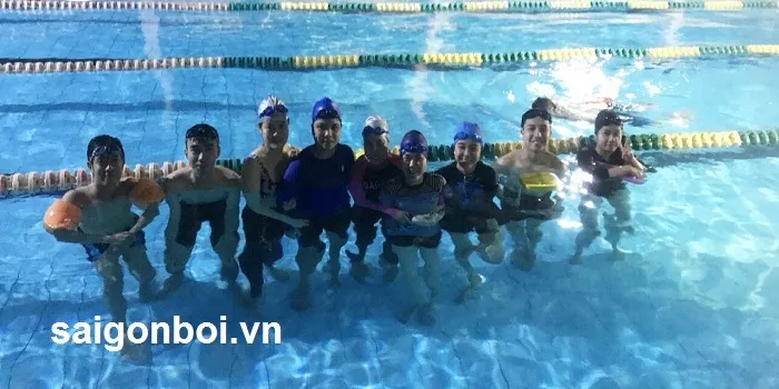 Hình ảnh giáo viên và học viên lớp dạy bơi cho người lớn ở Sài Gòn Bơi