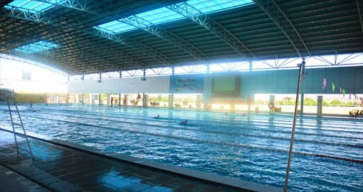 Hồ bơi Ánh Viên tại Cần Thơ với mái che hiện đại và làn nước xanh trong