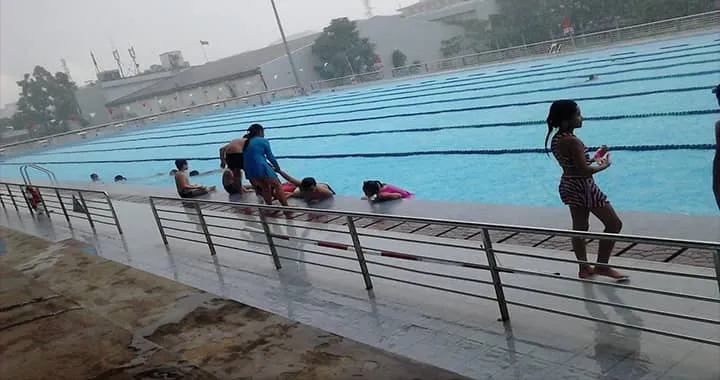 Cận cảnh mặt nước hồ bơi Công An Cần Thơ sạch đẹp và thoáng đãng