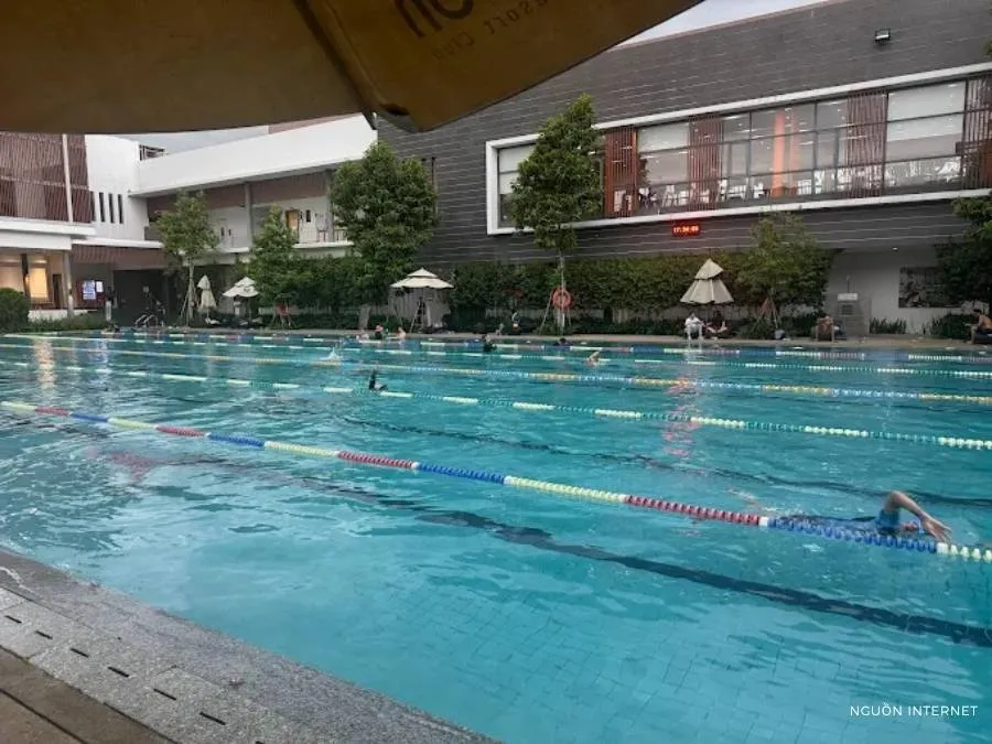 Nguồn nước tại hồ bơi Celadon luôn trong xanh và an toàn nhờ công nghệ lọc muối tiên tiến