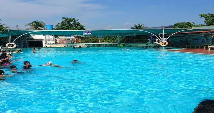 Hồ bơi Hùng Quân dành cho trẻ em với hệ thống lưới che nắng an toàn
