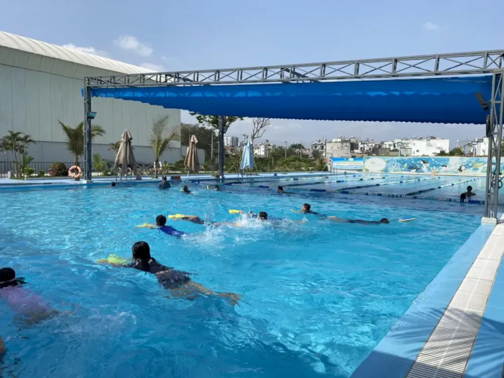 Hồ bơi có mái che di động giúp bạn thoải mái bơi lội