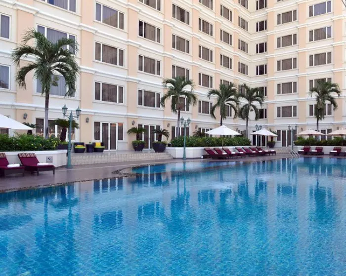 Không gian hồ bơi khách sạn New World vô cùng đẳng cấp và xanh mát tại trung tâm quận 1