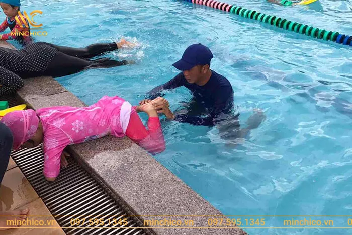 Lớp học bơi chuyên nghiệp với sự hướng dẫn của huấn luyện viên