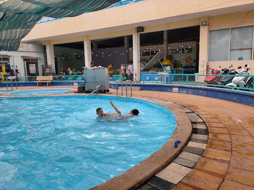 Hồ bơi Rạch Miễu được trang bị đầy đủ phao bơi, áo bơi và các thiết bị cứu hộ khác