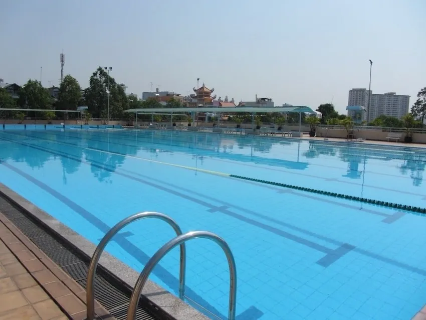 Hồ bơi Rạch Miễu tọa lạc tại quận Phú Nhuận, Thành phố Hồ Chí Minh