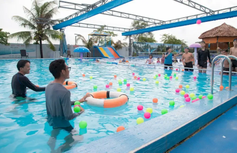 Hồ bơi Thới An có 3 khu hồ riêng cho trẻ em và người lớn