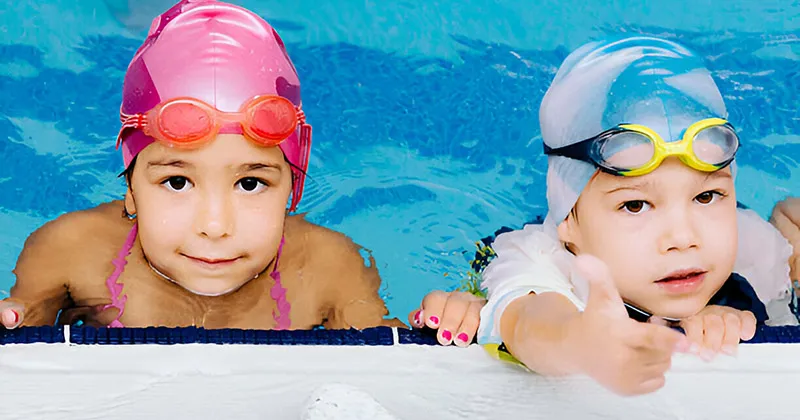 Học viên đang học bơi tại bể bơi Tân Hoàng Minh Hoàng Cầu