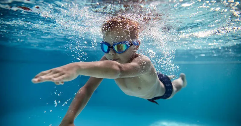 Học viên đang tham gia lớp dạy bơi kèm riêng tại bể bơi Thành Công