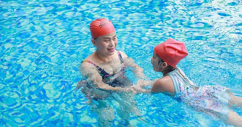 Bảng giá vé và giờ hoạt động được niêm yết rõ ràng tại bể bơi Thành Công