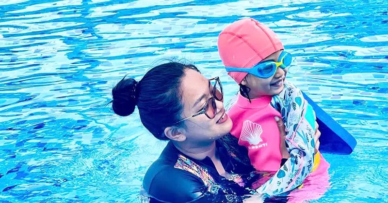 Học viên tham gia khóa học tại bể bơi 4 mùa Aeon Long Biên với huấn luyện viên