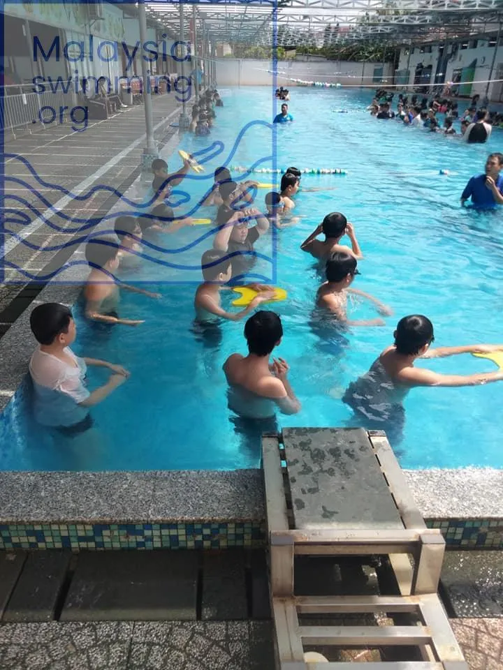 Các khóa đào tạo bơi lội tại hồ bơi sư đoàn 317 thu hút rất đông học viên tham gia mỗi mùa hè