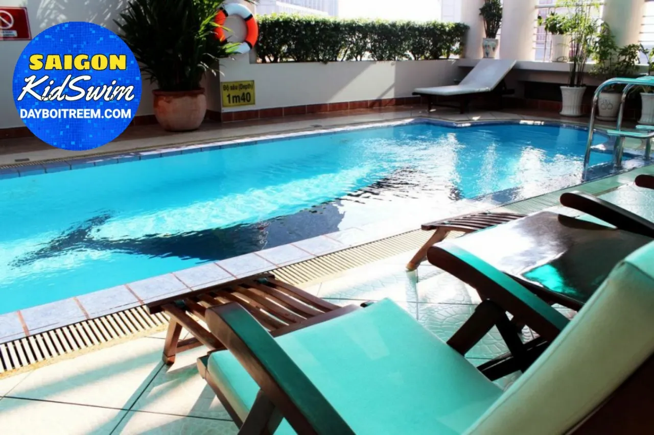 Hồ bơi có mái che tại khách sạn Hương Sen giúp bạn tránh nắng hiệu quả