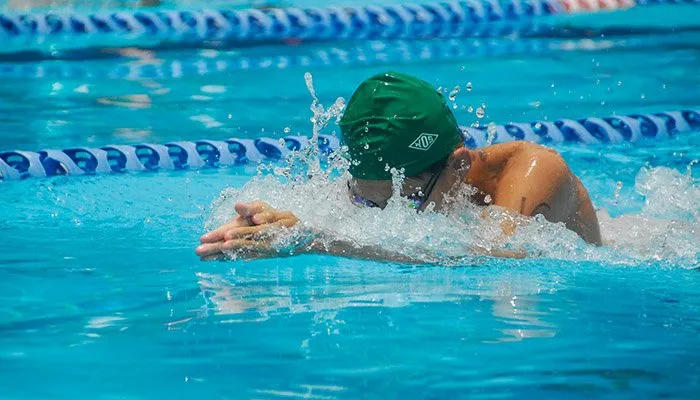 Bể bơi Đại học Thủy Lợi luôn thu hút một lượng lớn khách đến bơi trong thời gian qua.